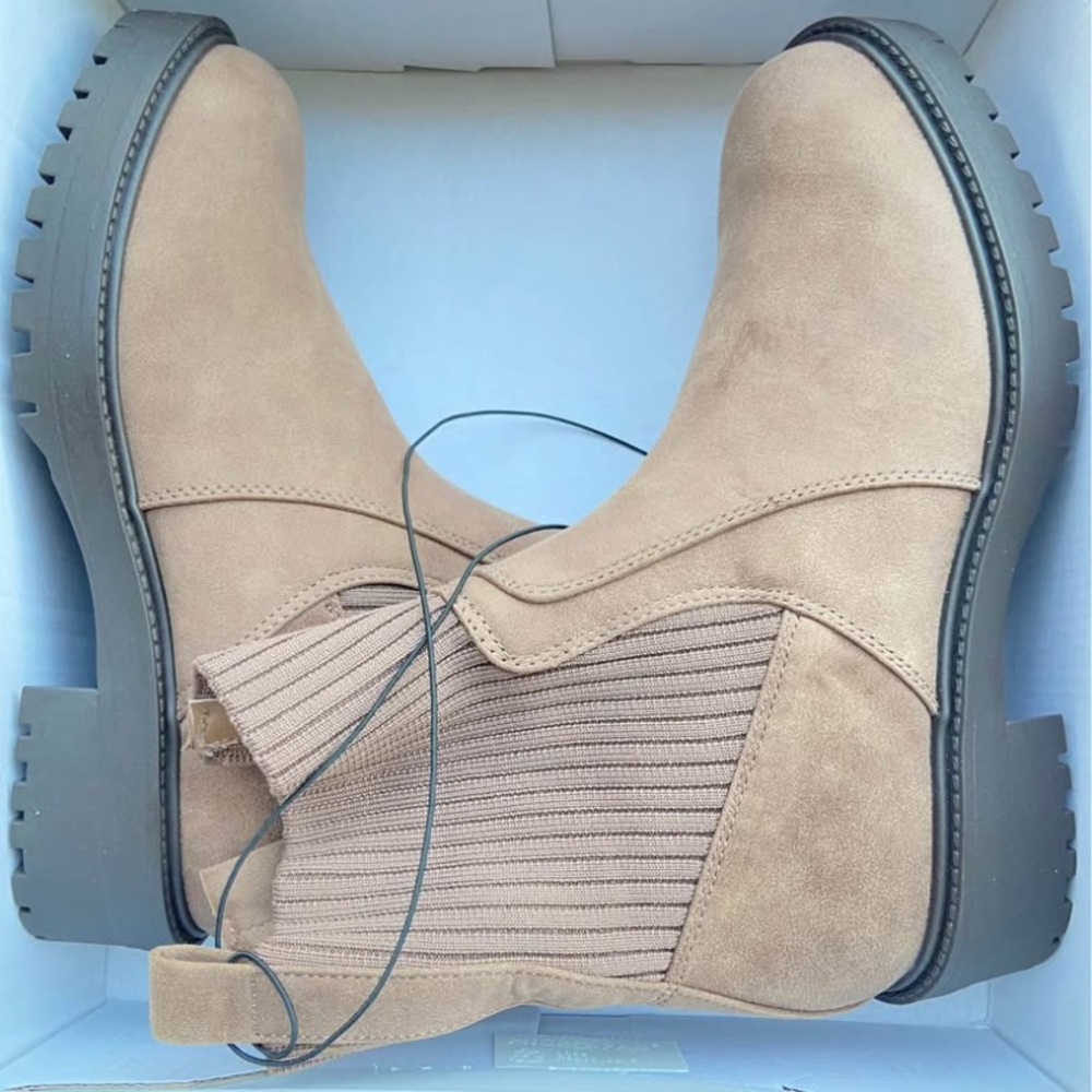 New women Tan Chelsea Boots size8